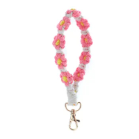 Fashion Handwoven Daisy Flower Keychain Bracelet Pendant Bag Mobile Phone Chain Accessories Bohemian Style Car Key Ring Ornament