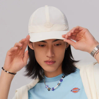 【Dickies】男女款米白色品牌刺繡徽章棒球帽｜DK011650C48(帽子)