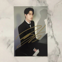 Wang Yibo's autographed photos are handwritten and faithful, and the surrounding magazines make up photos