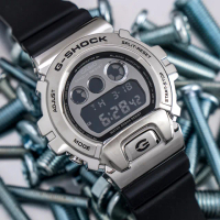 【CASIO 卡西歐】G-SHOCK 頑童小春+OZI配戴款 /黑x銀(GM-6900-1)