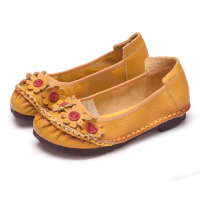 【Vecchio】真皮頭層牛皮手工縫線花朵裝飾低跟舒適單鞋(黃)