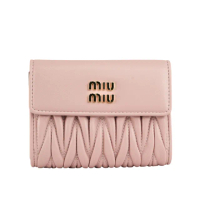 【MIU MIU】金字納帕軟皮拉鍊零錢袋三折短夾(雪粉色)