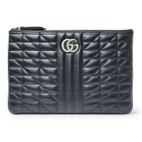 【GUCCI 古馳】525541 新款GG Marmont絎縫系列復古銀釦手拿包(全新展示品-黑色)