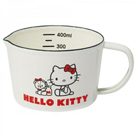 小禮堂 Hello Kitty 不鏽鋼琺瑯單耳量杯 450ml (白紅牛奶瓶款)