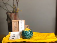 日本中古回流平安祥堂 黃綠交趾釉蕗苔 形物花朵香盒 黑款名家