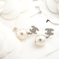 CHANEL 經典雙C LOGO 水鑽鑲嵌珍珠墜飾穿式耳環 (銀色)