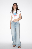 水洗效果 Hello Kitty T 恤 © 2025 SANRIO