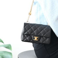 CHANEL Mini Coco 新款愛心金球小牛皮斜背包 / Mini 金球方胖(黑/金 17CM)