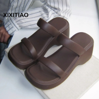 XIXITIAO รองเท้าแตะแฟชั่นของผู้หญิงกลางแจ้งสไตล์ใหม่เพิ่มความสูงมีสายรัดคู่รองเท้าแตะสีทึบ