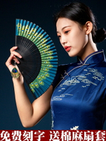 中國風孔雀羽毛開屏絹綾小扇子女式折扇鏤空雕刻竹扇日常隨身扇子