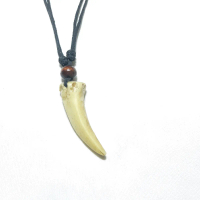 Kalung Etnik Taring Imitasi Resin Hitam Panjang 4,5cm Tali Tebal Awet Cocok Sehari-hari