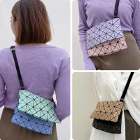 【LEEHER】女生/包包/側背包/菱格幾何包包/攜便包/個性百搭包/雙色雙面包/日本潮流包/折疊包/情侶包包