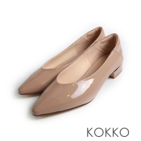 【KOKKO 集團】素面簡約V型漆皮舒弧低跟包鞋(可可色)