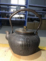 日本回流金龍堂老鐵壺，黑色外殼上刻有古文，壺蓋銅質材質，柄厚