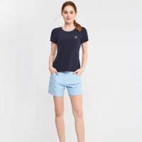 【Munsingwear】企鵝牌 女款淺藍色前褲管滿版圖設計短褲 MLRL8502