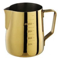 金時代書香咖啡  Tiamo 專業厚款附刻度標拉花杯 600ml  鍍鈦金  HC7090