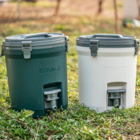 【Stanley】冒險系列 Water Jug 保溫冷飲桶 7.5L 簡約白 錘紋綠(10-01938)