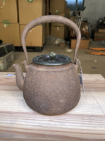 日本回流龍文堂鐵壺一把，年代已久，銅蓋蓋內有款，器型精致容量