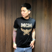 美國百分百【全新真品】MCM 短袖 T恤 T-shirt 短T Tee 桂冠 金色 logo 韓星 時尚 黑色 BA34