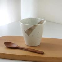 【WANDU 瓦讀】日本製手繪棕毛陶瓷手握杯240ml(杯 茶杯 湯吞杯 手握杯)