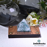 【SmileRocks 石麥】水草瑪瑙金字塔 3.8x3.8x3.4cm(療癒水晶 附SmilePad 6x9 底板)