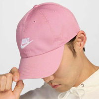 【NIKE 耐吉】帽子 老帽 棒球帽_男女 中性_粉紅_U NK CLUB CAP U CB FUT WSH L(FB5368699)