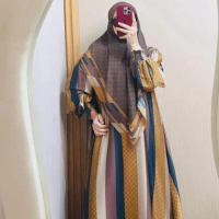 [Pre-Order] Nk 14 - Gamis dan kaftan Set Motif Garis Kombinasi Warna Elegan + Hijab Voal - Gamis
