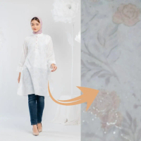 Agatha White Tunic 01 Baju Lebaran 2023 Model Tunik Warna Putih Krah Shanghai Motif Kembang-kembang 