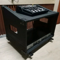 Hardcase Sound System 8U dengan Tempat Mixer Audio Dilengkapi Roda untuk Kemudahan Transportasi