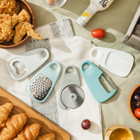 EASY KITCHEN 可拆式料理用具5件組 削皮刀 刨絲刀 披薩刀 開罐器 磨泥板 收納 廚具 料理 廚房 露營