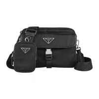 【PRADA 普拉達】PRADA Re-Nylon+Saffiano經典三角LOGO再生尼龍翻蓋插扣袋拉鍊斜背包(黑)