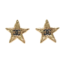 CHANEL 經典仿舊不規則刻紋雙C LOGO五芒星造型穿式耳環(金色)