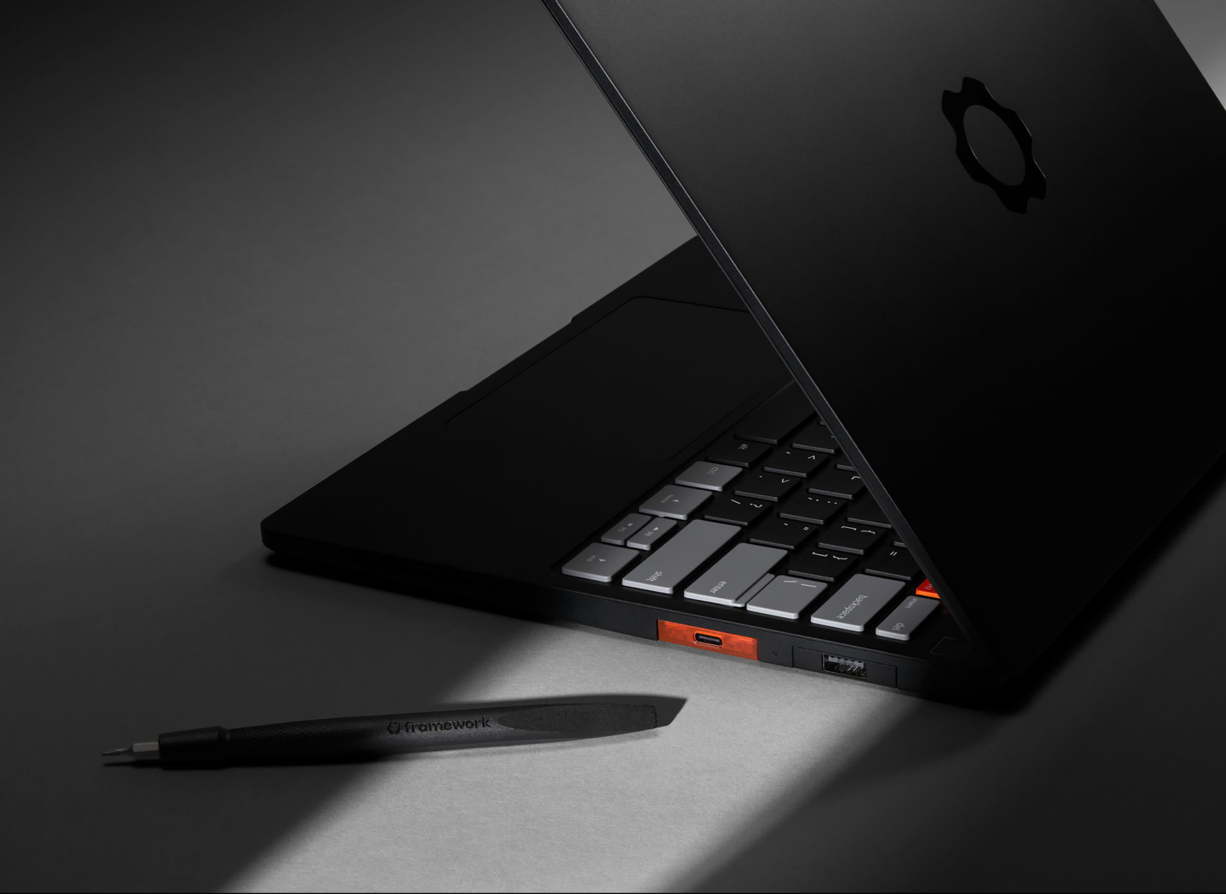 Framework Laptop 13 Pro が発売 ― 交換可能な RAM、アルミ筐体を搭載 
