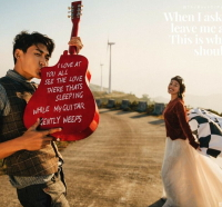 新款旅拍文藝婚紗攝影道具英文字母木吉他影樓創意拍攝大吉他道具
