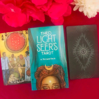 The Light Seer's Tarot: Deck 78 Kartu untuk Pemahaman Spiritual dan Psikologi