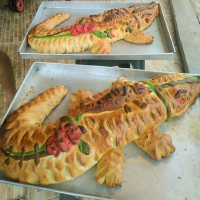 Roti Buaya Bentuk Krokodil dengan Hiasan Buah dan Sayuran untuk Acara Spesial