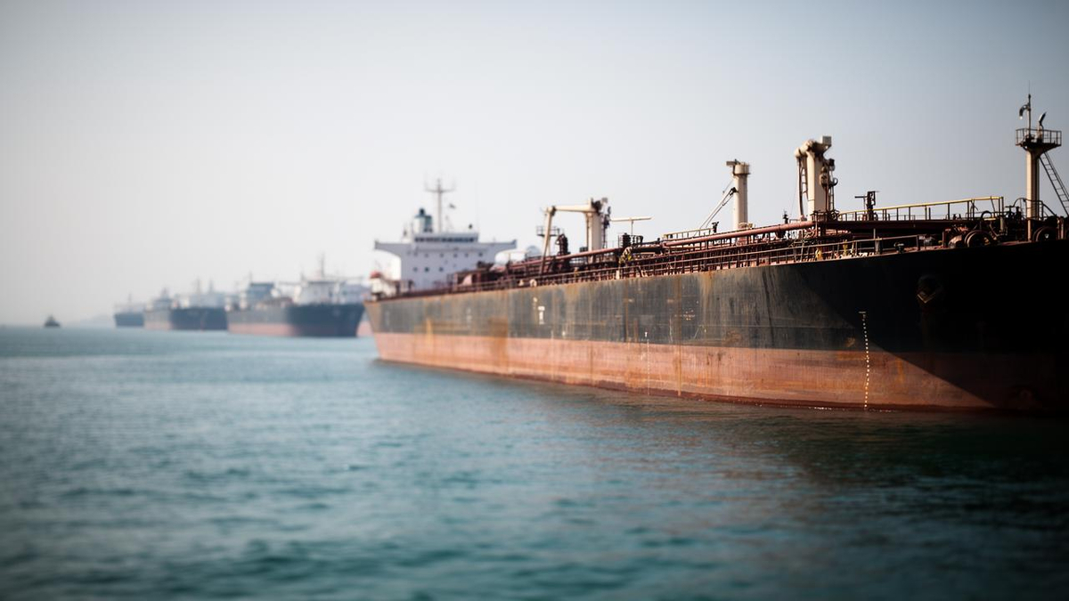 Iran Invites Saudi Arabia, Turkey, Pakistan to Talks; International Oil Prices Plunge More Than 2% Intraday