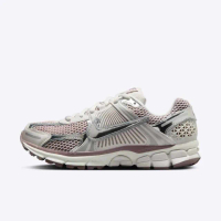 【NIKE 耐吉】Wmns Zoom Vomero 5 女 運動休閒鞋 復古 慢跑鞋 緩震 舒適 粉銀(HV6417-001)