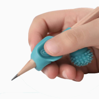 【樂邁家居】孩童握筆矯正器 四入(軟矽膠材質/按摩球設計/可愛造型)