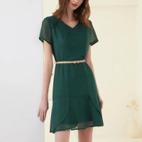 【ILEY 伊蕾】高雅微透紋理荷葉V領洋裝(綠色；M-XL；1231067027)