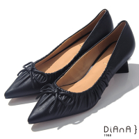 DIANA 4.5cm 質感羊皮時尚抓皺線條蝴蝶結尖頭菱形粗跟鞋-時尚百變-黑咖啡