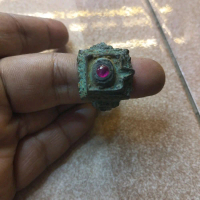 Cincin Lingga Yoni Permata Merah dengan Desain Unik dan Batu Permata Berkilau untuk Tampilan Elegan