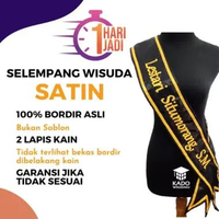 Selempang Wisuda Nama Cumlaude Custom Nama dan Gelar Slempang Satin Bordir List+Pin Logo