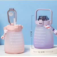 附送吸管和背帶ins風超美漸層雙色大容量霧面水壺 塑膠水杯 帶刻度吸管水杯 水杯 環保杯 冷水瓶 交換禮物