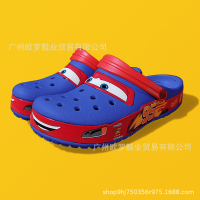Crocs  รองเท้าแตะแบบปิดหัวสำหรับผู้ชาย McQueen Car Clogs Crocs 95 รองเท้าชายหาดกันลื่นสำหรับผู้ขับขี