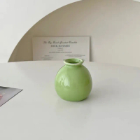 【Floral M】Ins風開心果綠陶瓷迷你小花瓶(花瓶/插花/玻璃瓶/小口花瓶/花器/花盆/陶瓷花瓶/桌面擺飾)
