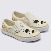 【VANS 官方旗艦】Classic Slip-On 中童款刺繡蜜蜂圖案米黃色滑板鞋