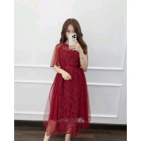 Gaun Midi Merah Elegan dengan Renda Halus dan Lengan Pendek untuk Tampilan Mewah
