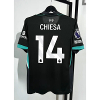 Áo bóng đá, Liverpool sân nhà, mùa giải 2024/25, với tên cầu thủ và băng tay EPL