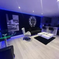 住宿 Modern Chrome Heart Haven - Fireplace Bed 中城 亞特蘭大
